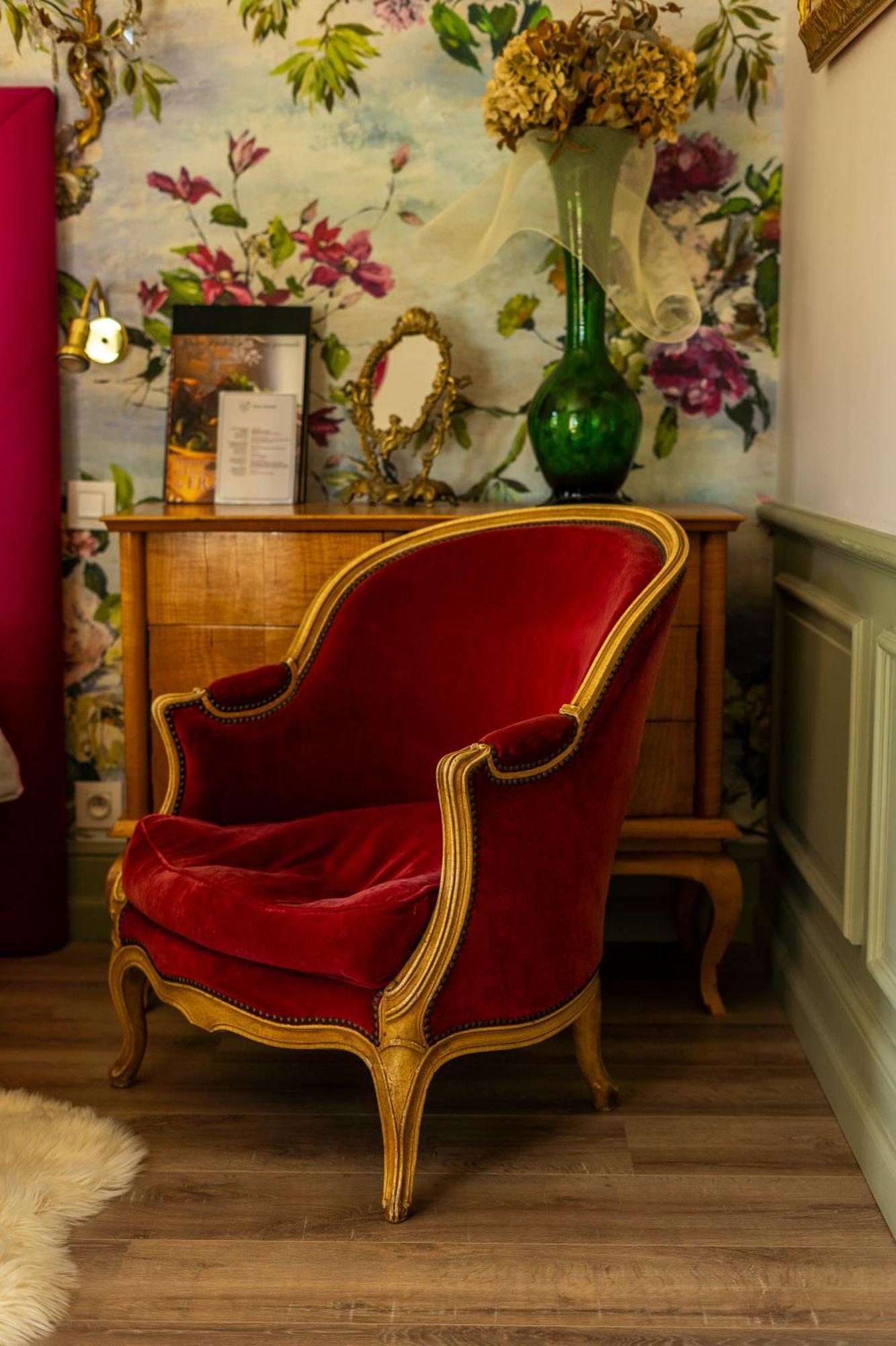 Castel Bois Marie, Maison D'Hotes Монтобан Екстериор снимка A red velvet chair