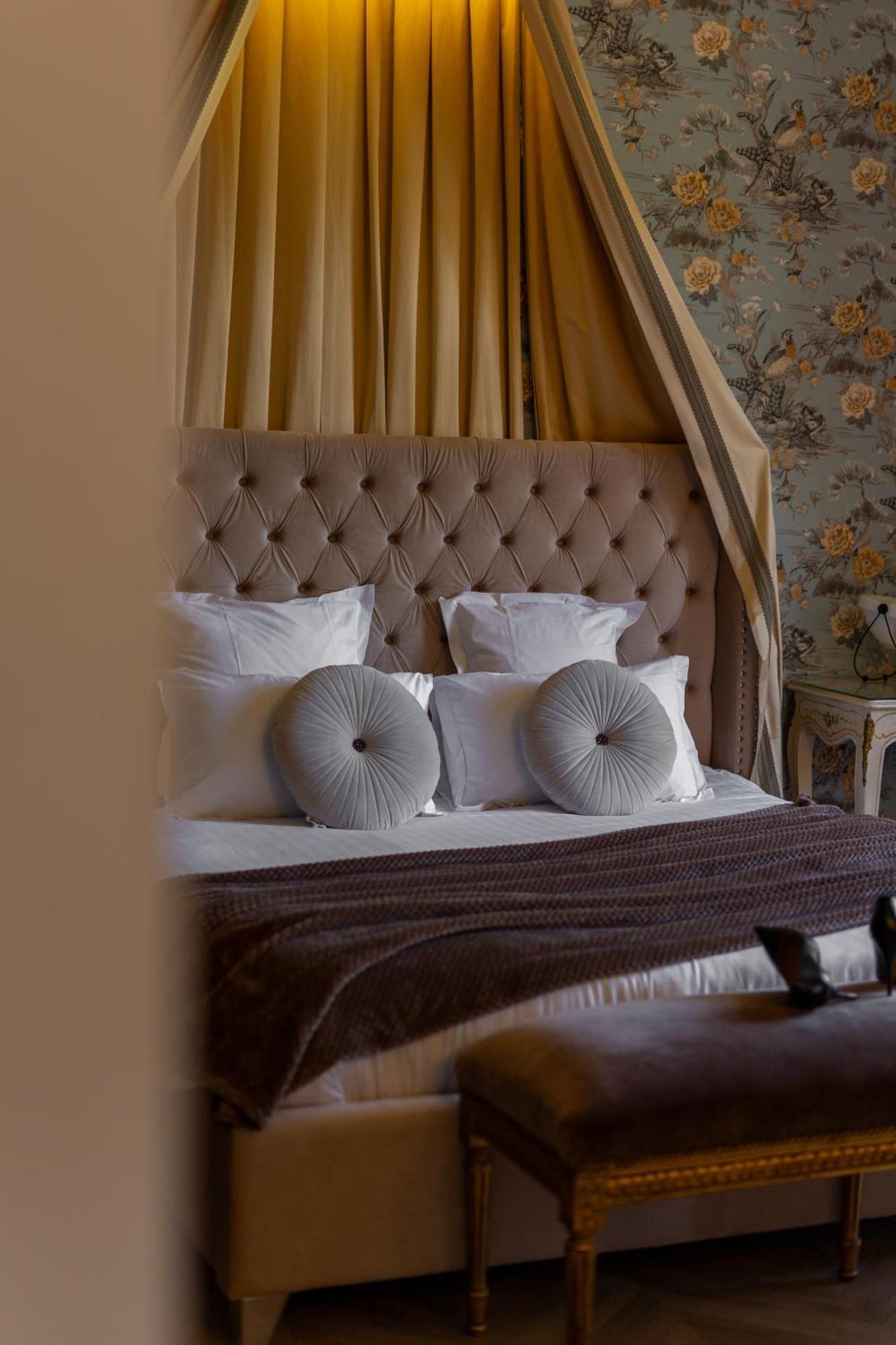 Castel Bois Marie, Maison D'Hotes Монтобан Екстериор снимка A bed with a tufted headboard