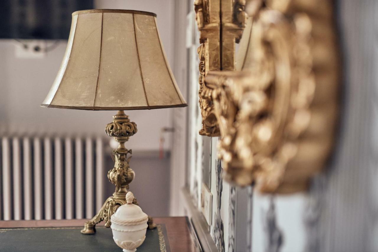 Castel Bois Marie, Maison D'Hotes Монтобан Екстериор снимка A table lamp