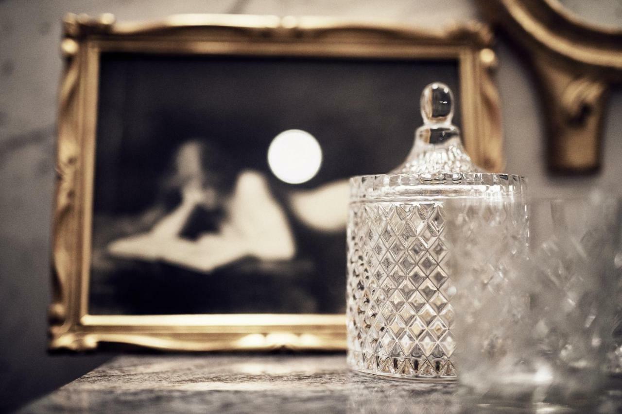 Castel Bois Marie, Maison D'Hotes Монтобан Екстериор снимка A perfume bottle
